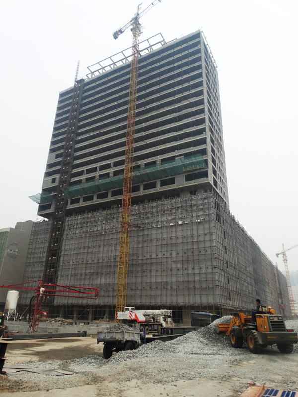 中道大厦二期雨中施工不间断 工人干劲十足