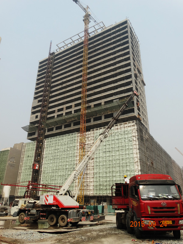 中道大厦二期最新工程播报一览 正在进行玻璃幕墙安装