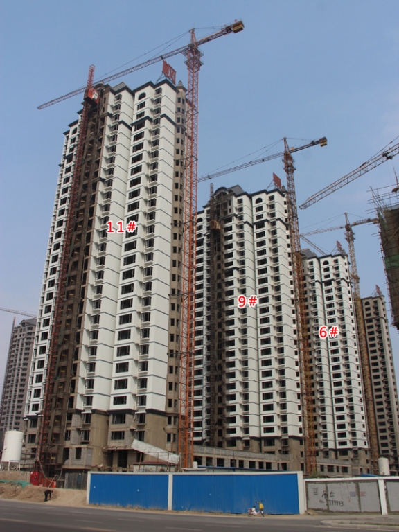 枫景华庭施工火热 楼体正在进行外立面装潢作业