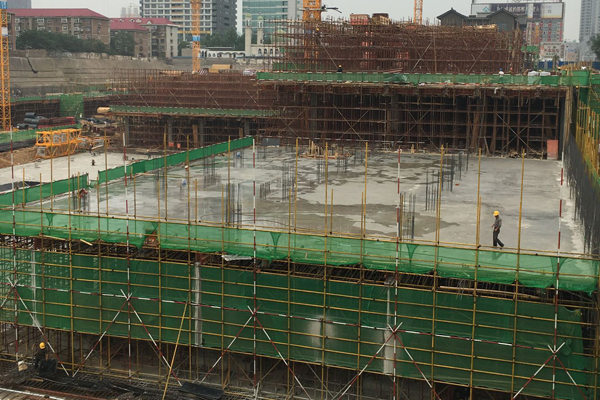 市长王会勇考察串城街 · 勒泰城工程进度