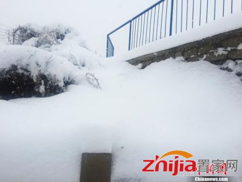 11月21日，河北承德持续降雪，过程雪量达到中到大雪，甚至暴雪。承德发布暴雪黄色预警。图为厚厚的积雪。孙超 摄