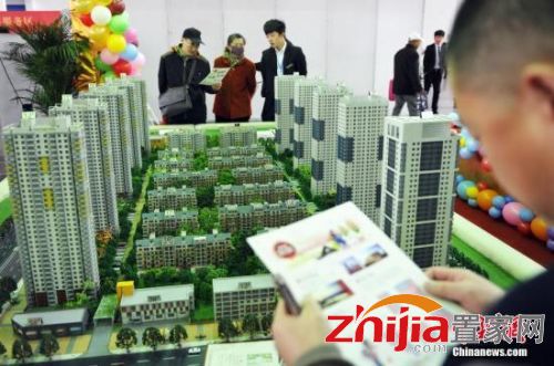 4月16日，辽宁省沈阳市，春季房交会现场，市民在沙盘前驻足。当天上午，由沈阳市人民政府主办、沈阳市房产局承办的2015沈阳春季房地产展示交易会拉开帷幕。据了解，本届春季房交会共有96家房地产开发企业169个商品房项目参展，可销售商品房源66803套，其中总参展房源数量的60%为90平方米以下的中小户型商品房。在展会期间购房，在税收、商业贷款和公积金贷款方面执行刚刚出台的楼市新政，并实行购房补助政策。这是沈阳优惠力度最大的一届房交会。孙昊声 摄