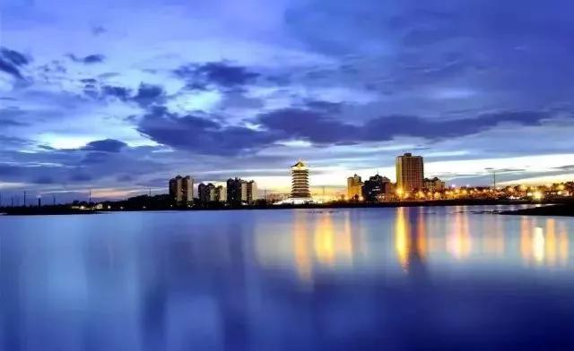 一城夏日 半城湖光