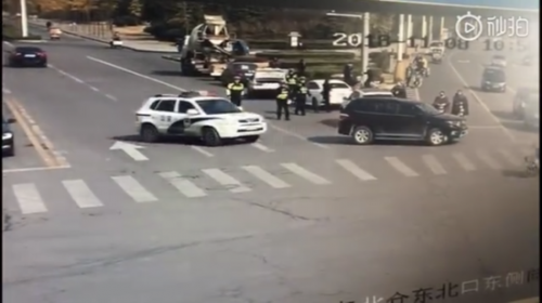 嫌疑人撞人后正驾车离开现场。来源：监控视频截图
