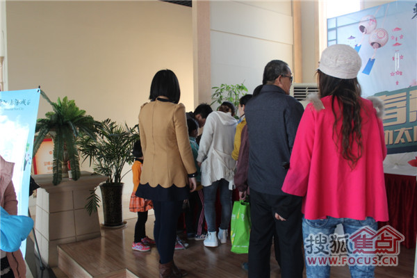 衡水东方太阳城排队签到的人