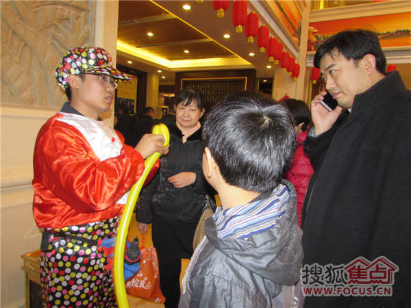小丑吹气球