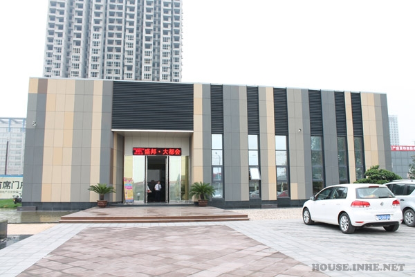 建筑外立面为欧式现代风格,简洁大方,具有异域风情.