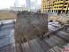 12月5日，太原市龙堡村某在建小区的工地中间立着一座孤坟，四周已被掏空，只剩下一个孤零零的土堆，耸立在两栋正在施工的住宅楼间的绿化带上。