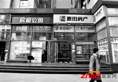 近两年楼市出现了较大起伏，但大型中介公司多数还是比较谨慎，门店数量没有随市场而出现大幅起落。 新京报记者 李冬 摄