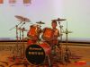 小鼓手认真表演