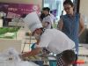 糕点师傅收集月饼准备烤制