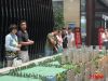 售楼部内咨询项目的客户