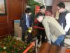 工作人员为业主挑选绿植
