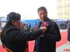 为领导佩戴胸花