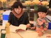  小朋友和妈妈一起参与