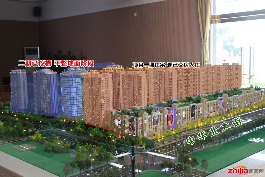 华林国际,省会首席新派简欧生活特区,位于石家庄第二迎宾大道中华北大街与柏林路交叉口,项目包含4栋高层建筑,配套品牌商街,地处繁华中心,欧式生活特享。小区内纯欧式银杏园林景观设计独具匠心,离尘不离城,全新打造风情欧洲生活境界。高标准地下车库,全方位安全系统,让您的爱驾也与您一同享受上峰生活。