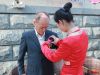 礼仪为李会长佩戴胸花