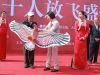 钱建国大师将亲手做的风筝送给天阳·御珑湾