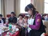 工作人员派发温泉门票