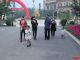 置业顾问带领来宾参观园林