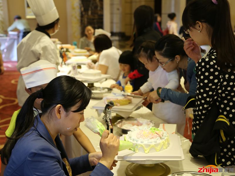 由石家庄二环内五证齐全国仕山公园住区项目主办的世界文化之旅五月系列暖场活动于5月11日继续精彩绽放。五月第一站美国温馨母亲节活动让到场的新老客户充分感受到了亲情的伟大与项目的体贴。国仕山精心准备的温馨照片墙、蛋糕DIY、令到场嘉宾参与热情十分高涨,参加本次活动的客户不但可以品尝蛋糕美味,领取亲子照片,同时还能够收到由项目送出的康乃馨一束。另外当天还有多位幸运来宾获得精美花皂,高档茶具,真可谓是满载而归。