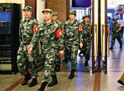 昨日，民兵在北京站巡逻。新京报记者