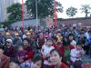 屏息观看魔术表演
