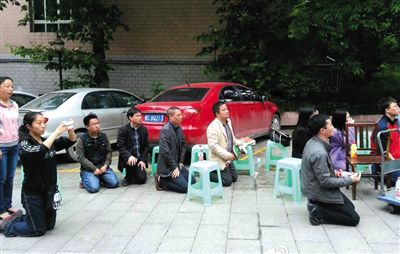 昨日，遵义四中一名老师在其微博上发布“教师下跪”现场图。