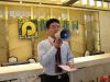工作人员宣布客户选房成功
