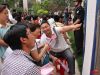 客户一起讨论户型价格表