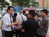 置业顾问为客户讲解相对应户型价格