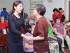 东胜集团相关领导与老人交流