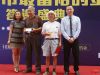 领导为幸运来宾颁发金条