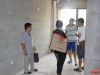工作人员陪同业主验房
