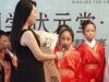 主持人献唱采访小选手