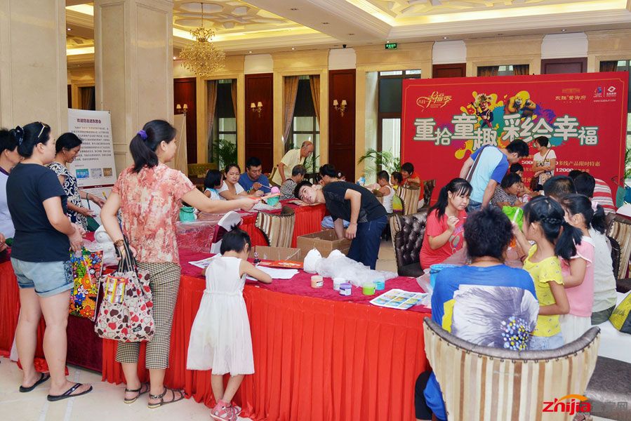“重拾童趣 彩绘幸福”石膏彩绘活动现场