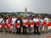 2014年8月22日，河南省鲁山县，民众拿着水桶聚集在中原大佛前，抗议正在中国火热进行冰桶挑战项目。
