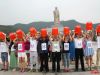 2014年8月22日，河南省鲁山县，民众拿着水桶聚集在中原大佛前，抗议正在中国火热进行冰桶挑战项目。