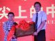 河北省特色产业协会会长杨志强先生（左）为卓达太阳城汉唐风情小镇授牌