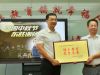 东胜集团品牌营销管理中心总经理张震洋向学校校长授牌