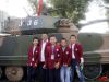 在国防兵器前合影