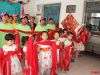众美业主代表、衡美员工、悦树幼儿园小朋友代表为老人围围巾