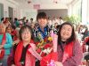 衡美员工代表为中乔艺术团团长献花