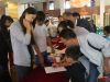 客户们有秩序地排队领取了DIY材料