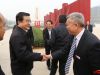 河北省委副书记、省长张庆伟与卓达集团副总裁杨继刚亲切握手