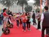 为参与活动人员发放项目单页