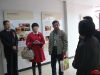 来宾参观展览