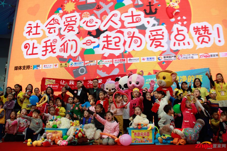 善心如潮,爱心涌动。11月22日,由勒泰公益品牌与一兆韦德健身、小爱也温暖基金会,共同开展的勒泰公益圆梦之为爱点赞全国公益募捐活动在石家庄勒泰中心空中广场盛大启幕,共有100多个家庭到场参与了本次活动。
