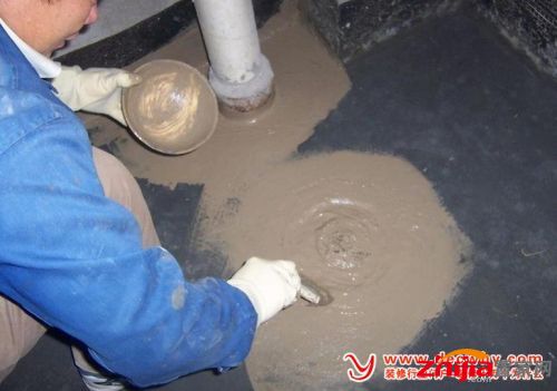 工人师傅正在做卫生间防水
