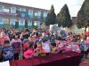 东胜慰问团向平山王母小学送去一批学习用品